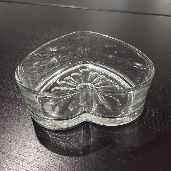 Heart-Shaped Glass Dish - Picture 3 of 7